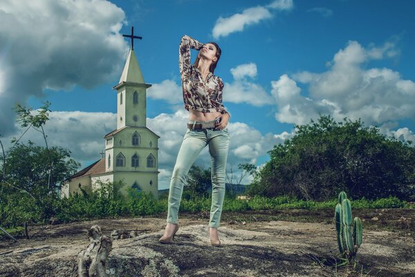 Taynara s gargantini en el fondo de la iglesia