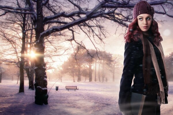 Hermosa chica en el fondo de invierno