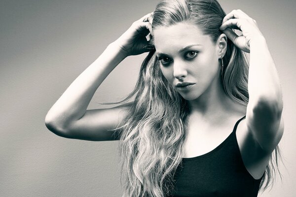 Amanda Seyfried en blanco y negro