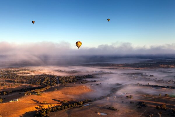 Globos en el cielo en el valle