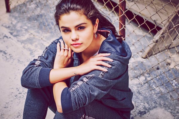 Foto von Selena Gomez im Adidas-Kostüm