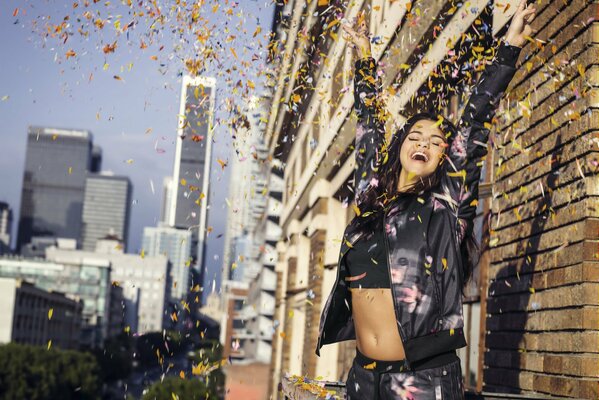 Selena Gomez près du mur avec des confettis