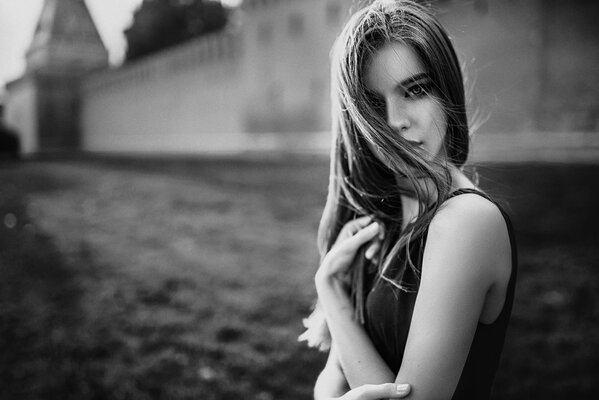 Ragazza con i capelli lunghi in bianco e nero