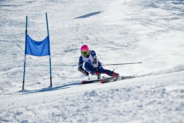 Ein Skifahrer überwindet auf einer verschneiten Piste die Distanz