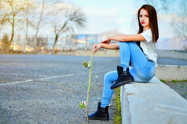 Mädchen aus Bulgarien auf einem Skateboard