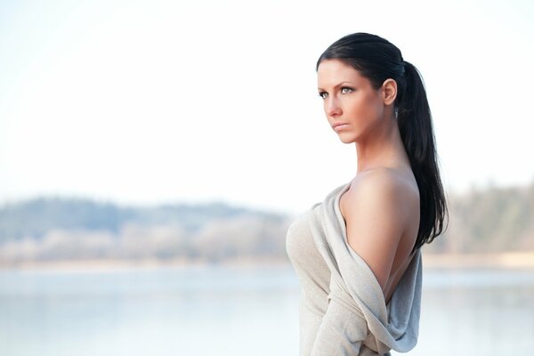 Fille séduisante sur fond d eau