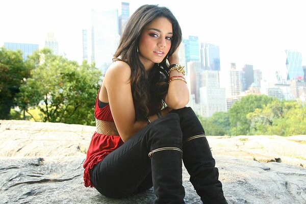 Brune en bottes noires. Actrice Hudgens Vanessa Ann