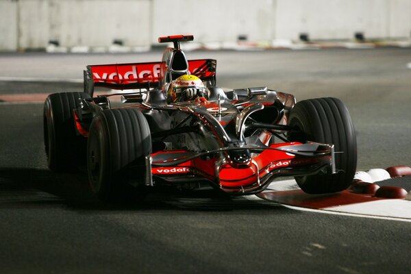 Piloto de fórmula 1 de mclaren en pista