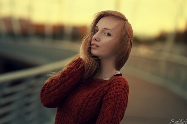 Portrait d une jolie fille en pull tricoté