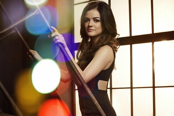 Lucy Hale na tle okna