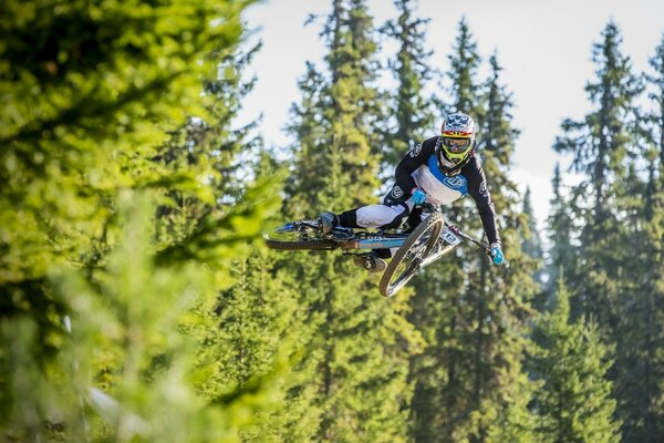 Atleta en bicicleta deportiva en el aire