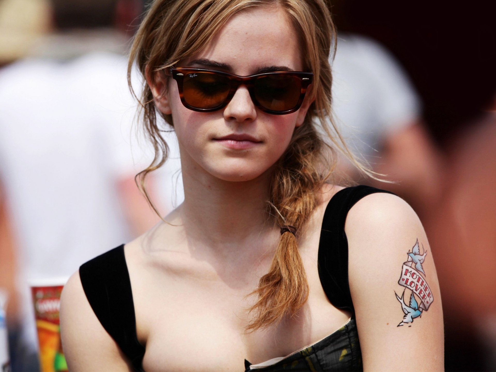 emma watson ragazza dolce attrice occhiali tatuaggio celebrità codino