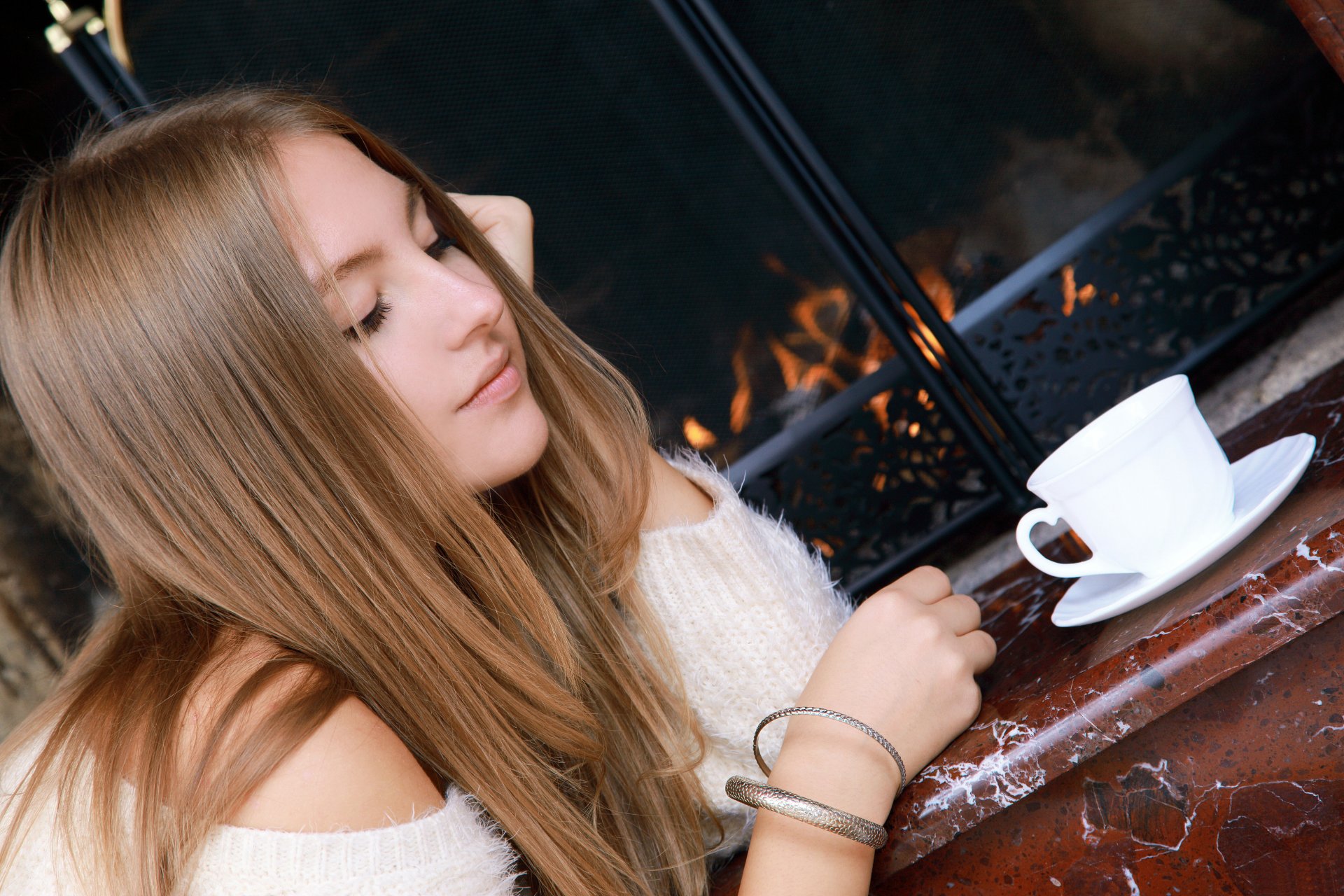 isabel a mädchen modell haare armbänder tasse arbeitsplatte marmor