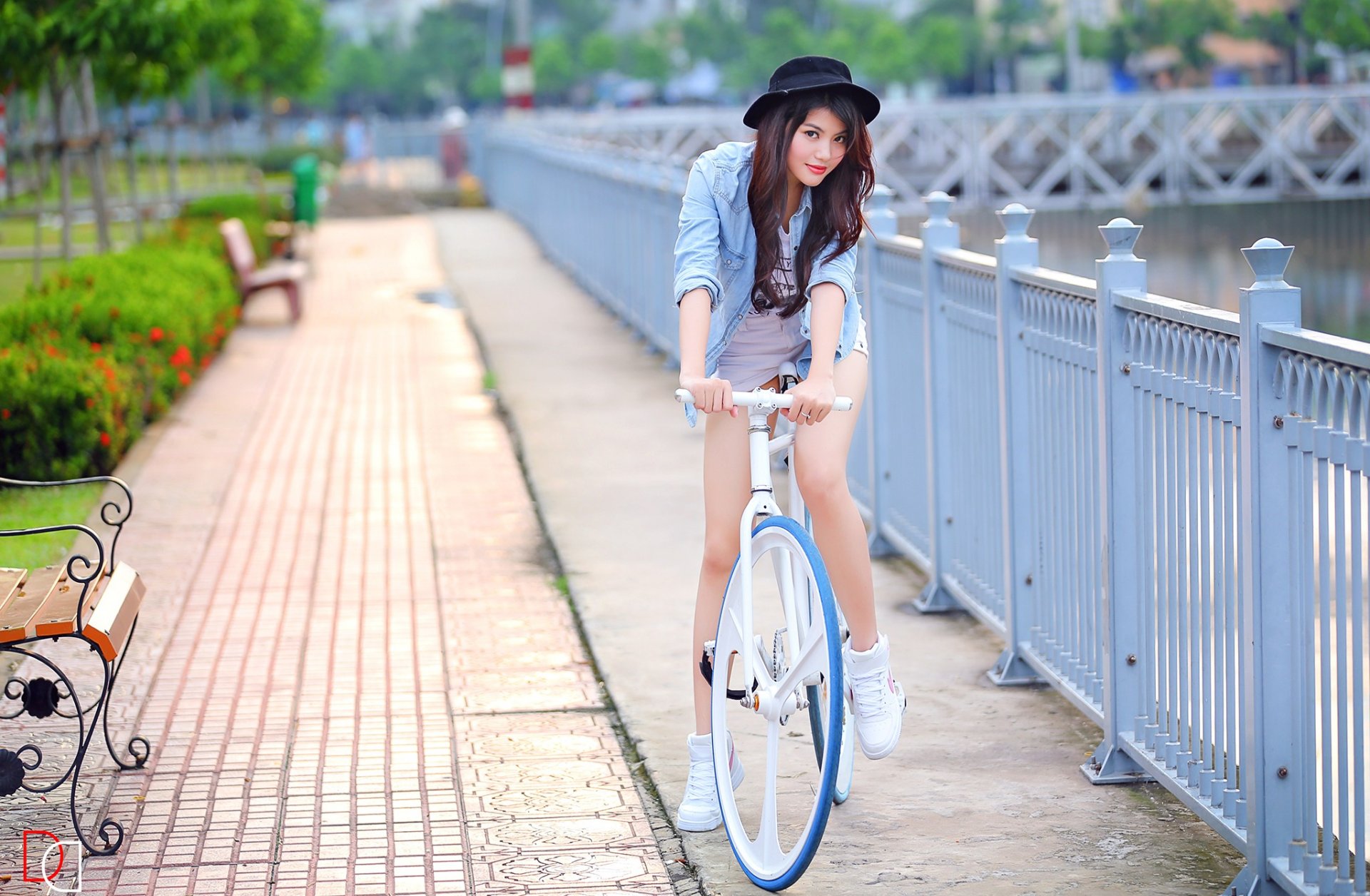 mädchen asiatisch fahrrad