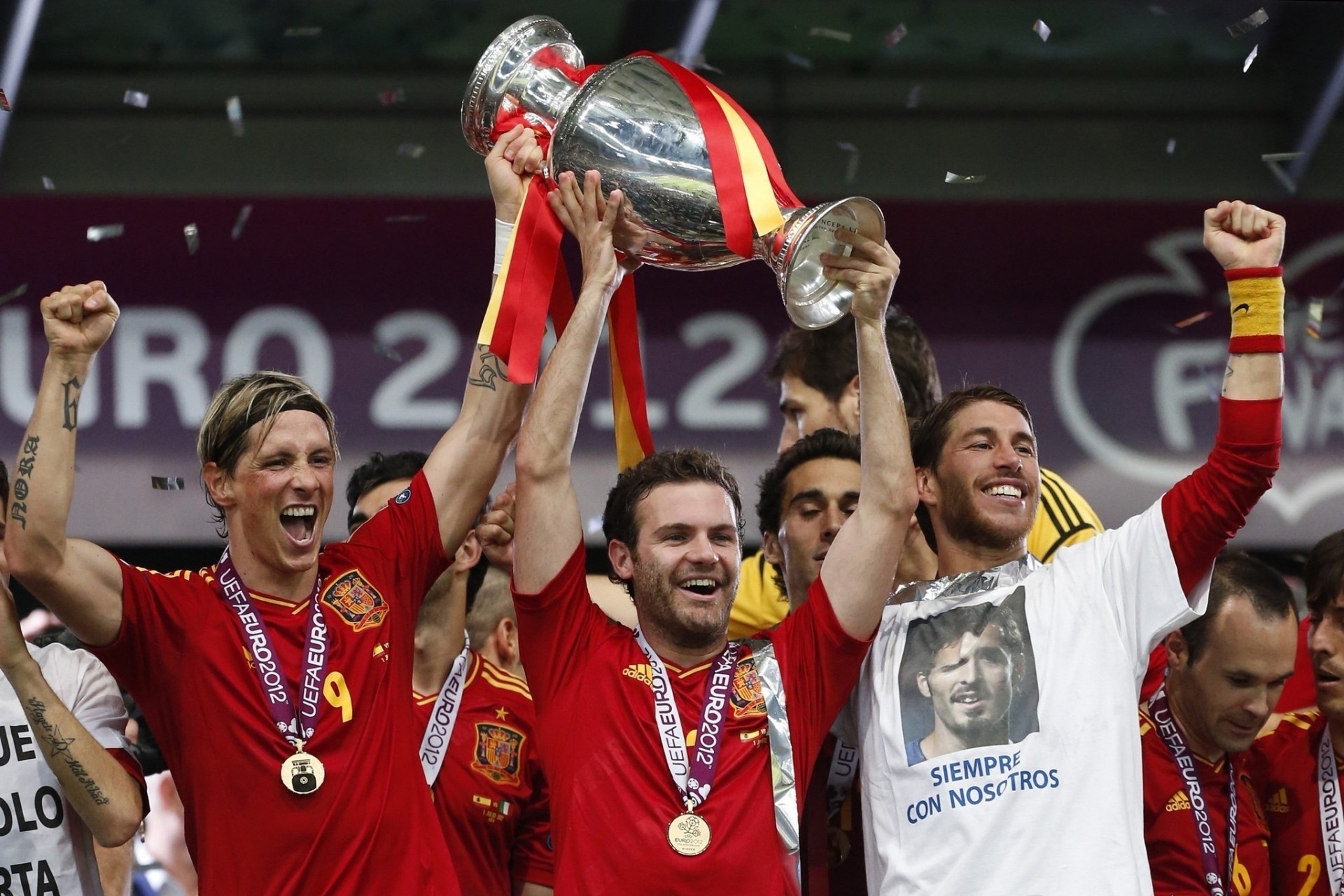 campeones equipo nacional de fútbol de españa furia roja la torres españa fernando torres furia roja ramos copa campeonato europeo de fútbol 2012 fútbol sergio ramos euro 2012 alfombra