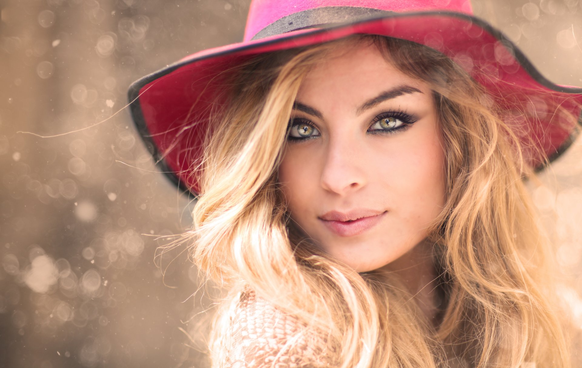 fotografo alessandro di cicco foto ragazza bionda occhi labbra cappello ritratto