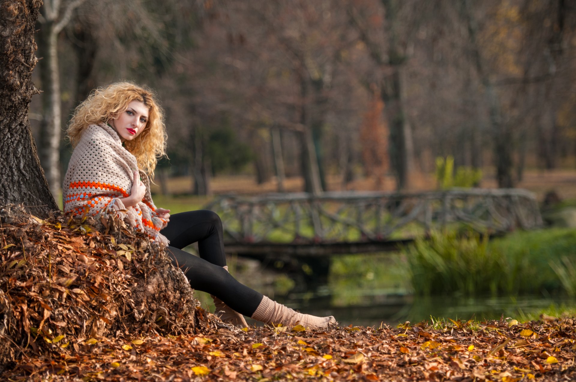 fille blonde vue parc lac arbres feuilles automne