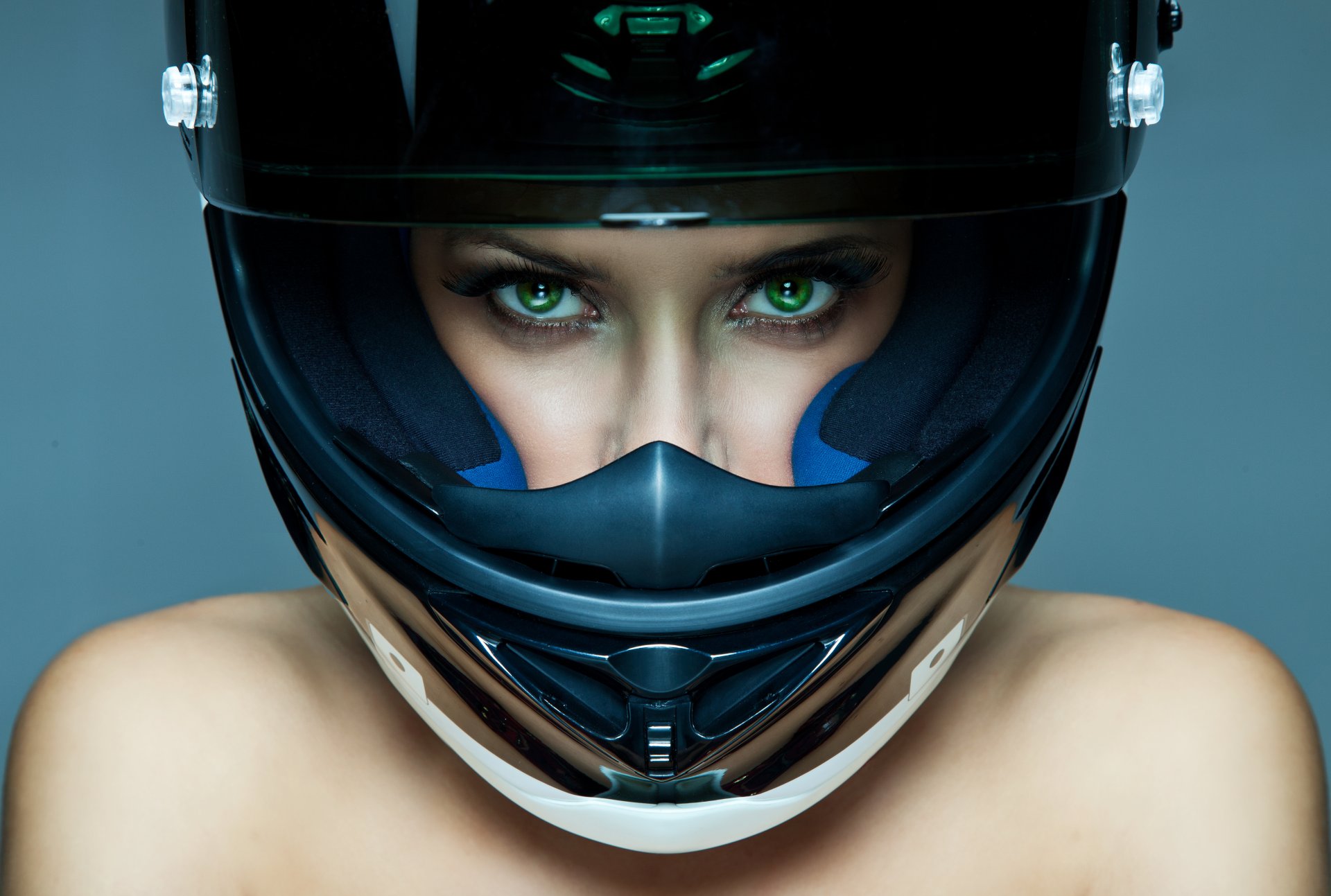 ragazza occhi verdi ciglia sguardo viso casco spalle sfondo