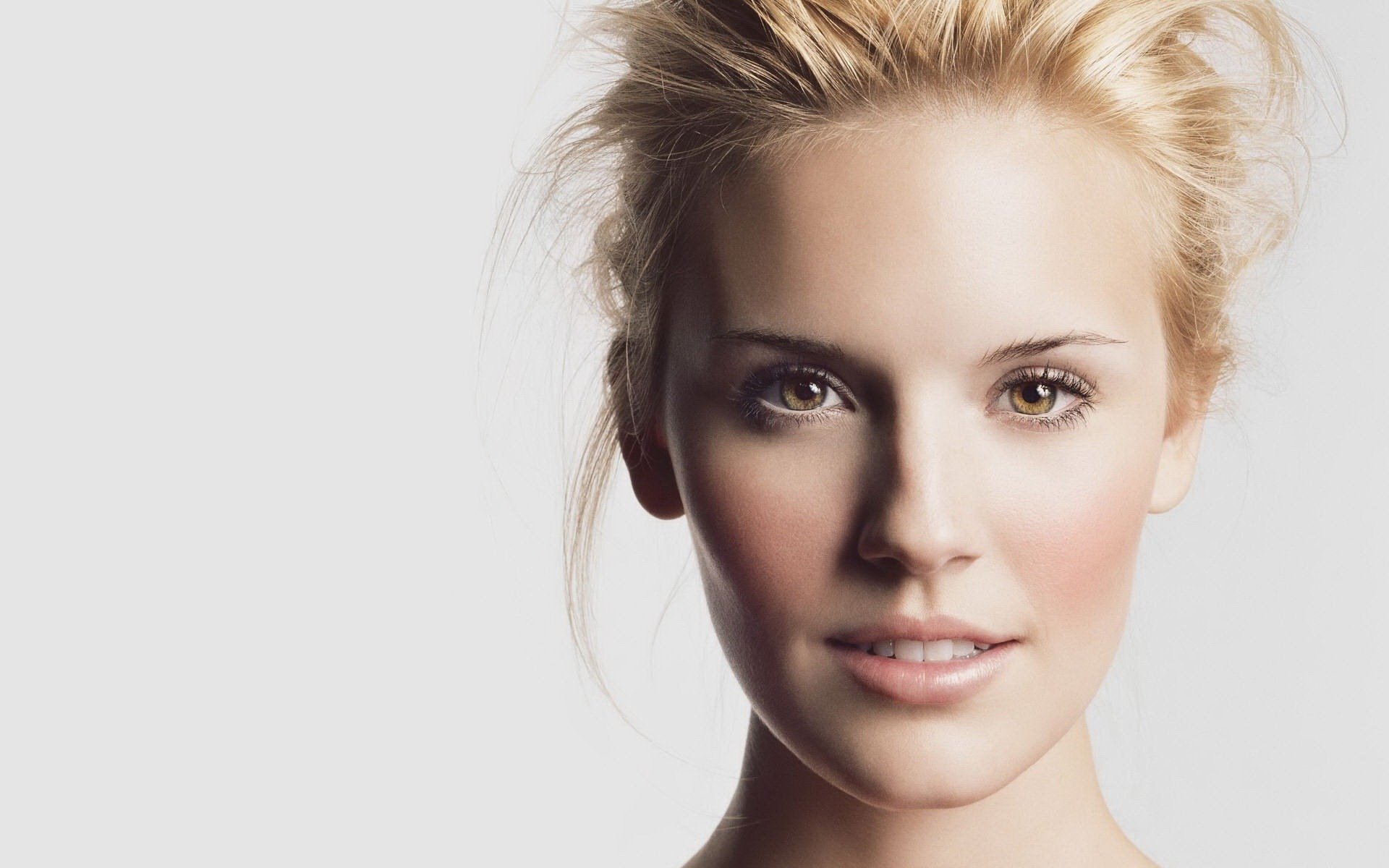 maggie grace oczy złoto