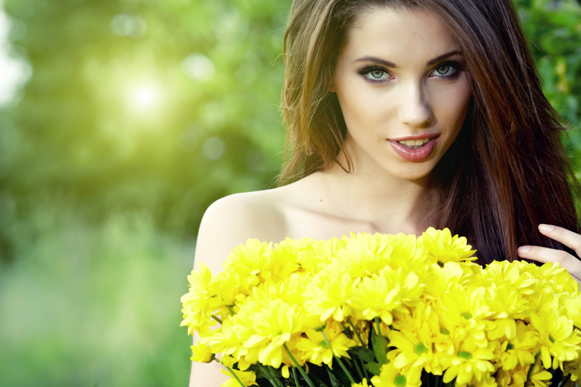 hermosa chica morena cara mirada cabello feminidad ramo flores