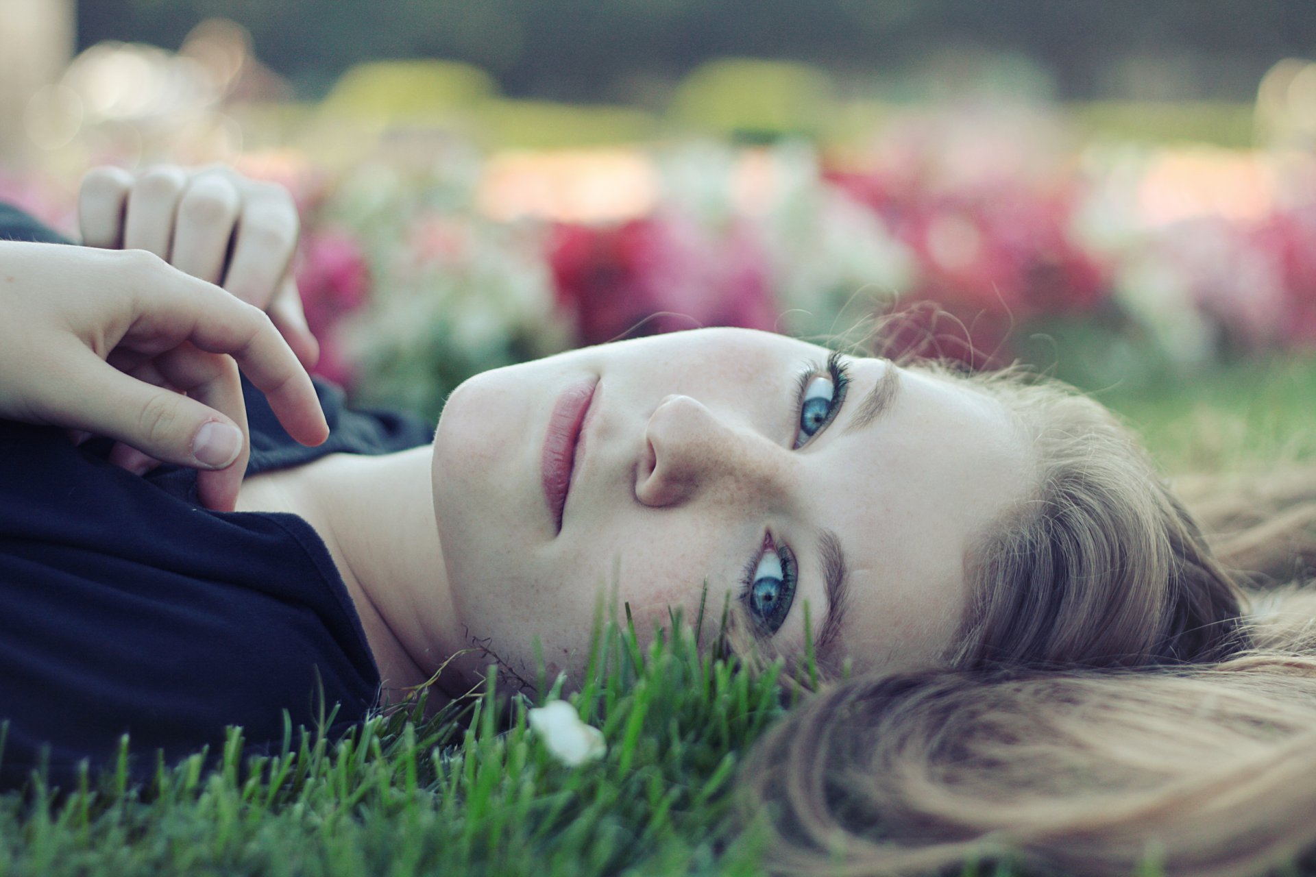 fille se trouve pose regard taches de rousseur herbe