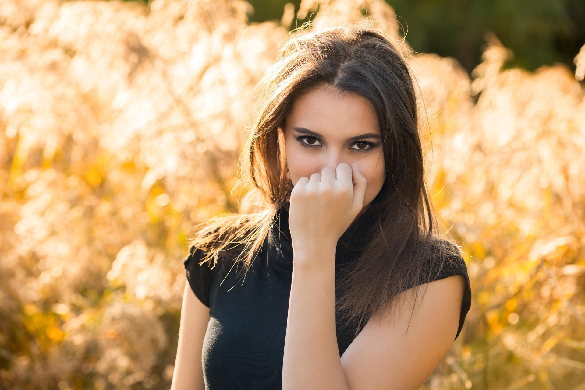 mädchen blick braune augen haare hand natur