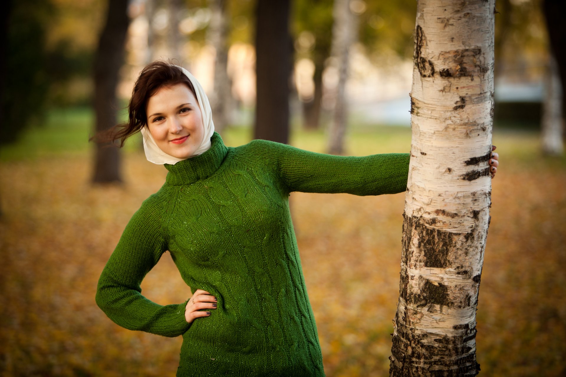 fille brunette automne châle chandail sourire