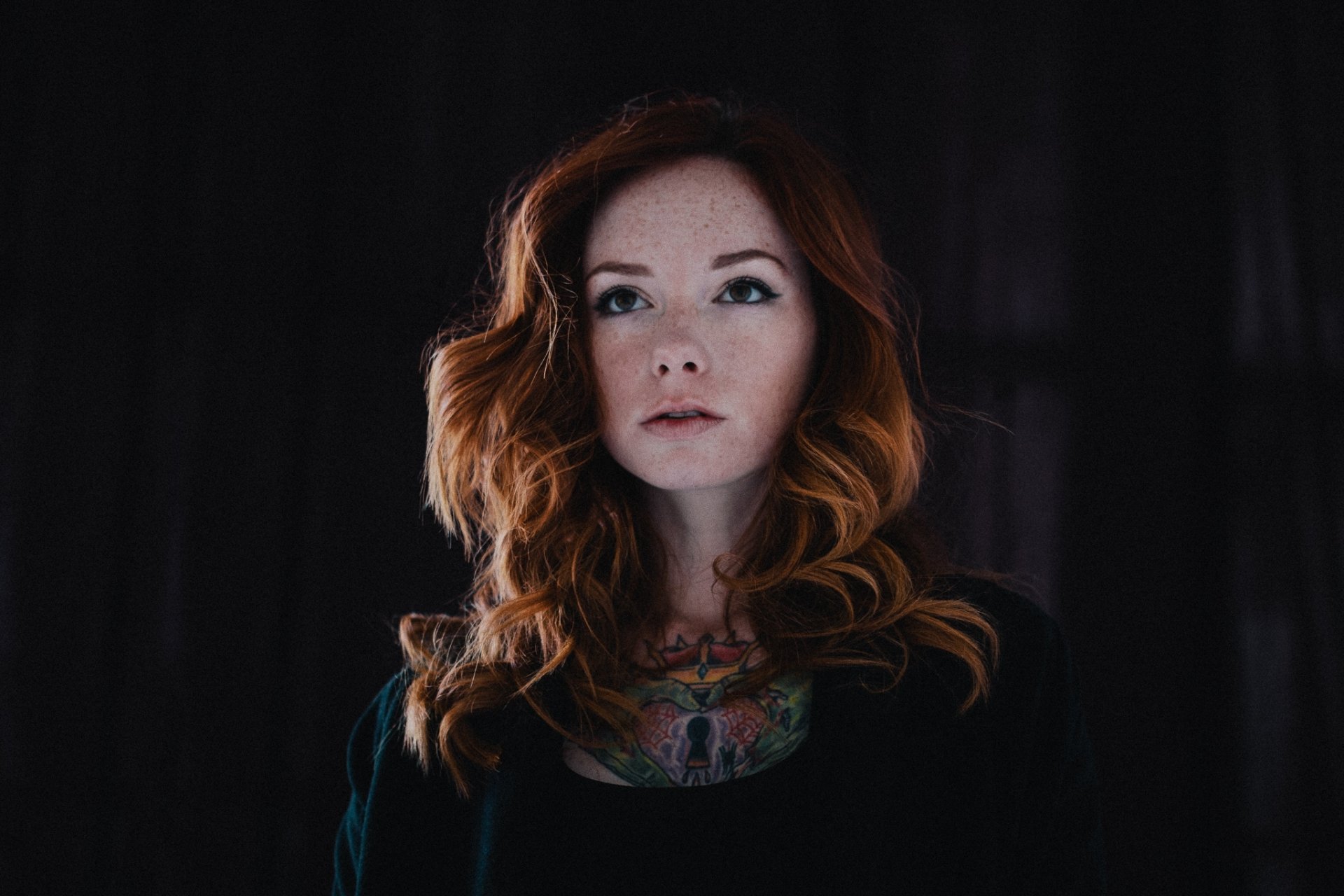 hattie watson modèle rousse tatouage taches de rousseur