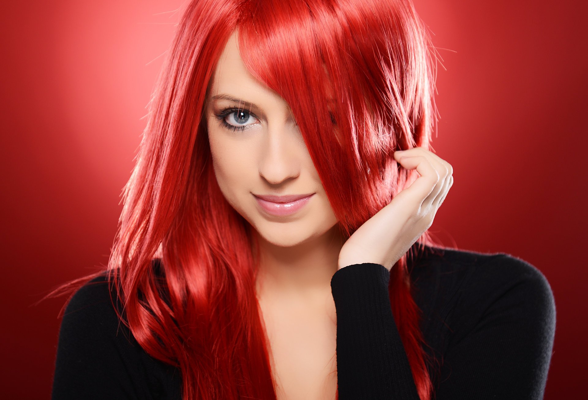 fille fond rouge cheveux