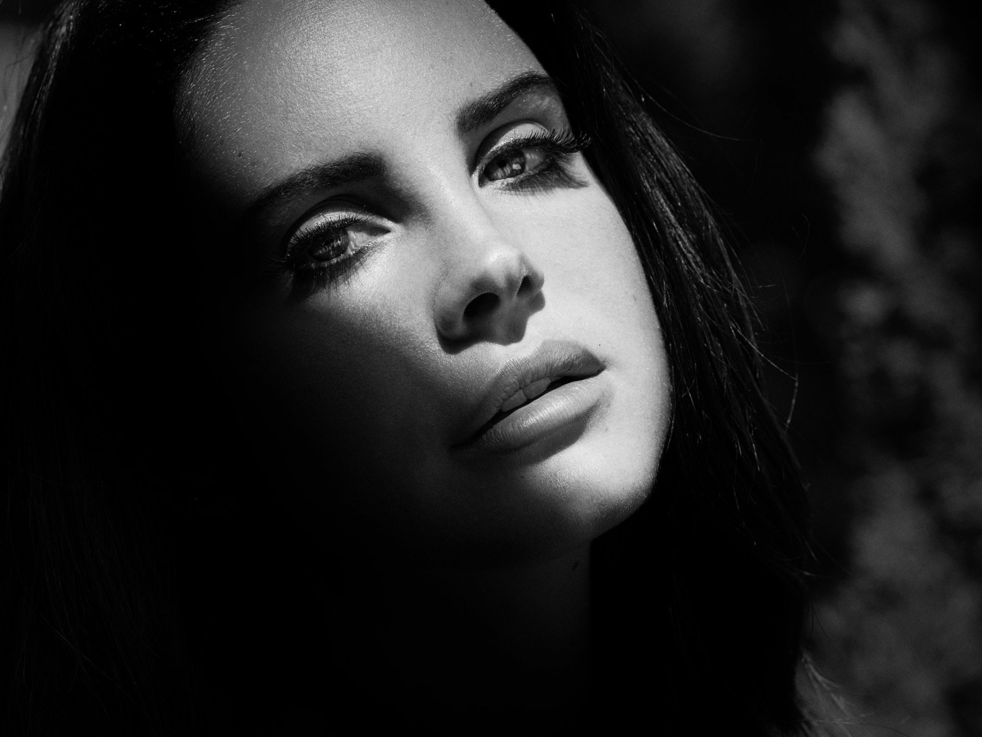 lana del rey cantante chica cara blanco y negro