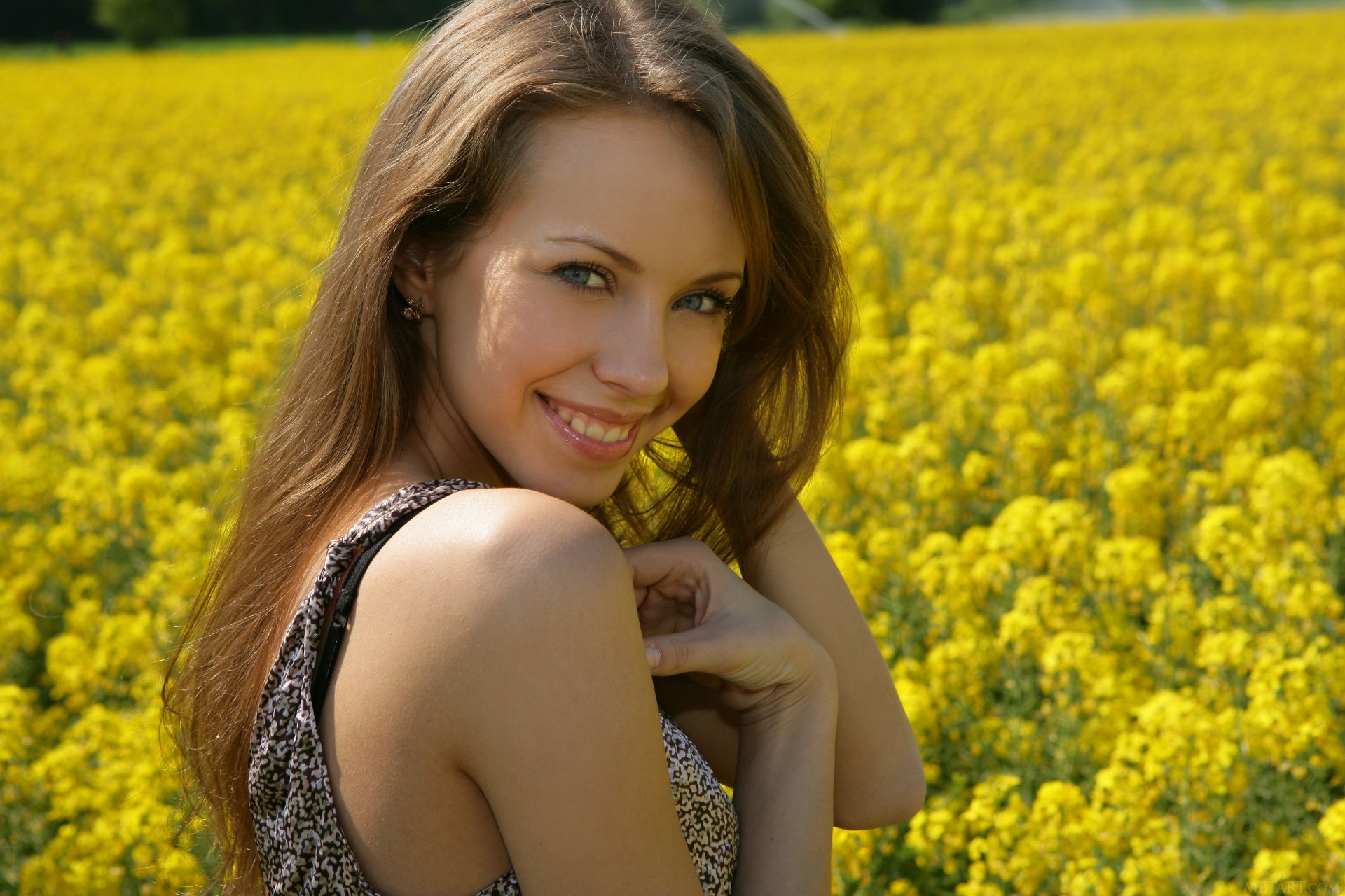 natasha s-elave natasha larina fille modèle sourire pose fleurs