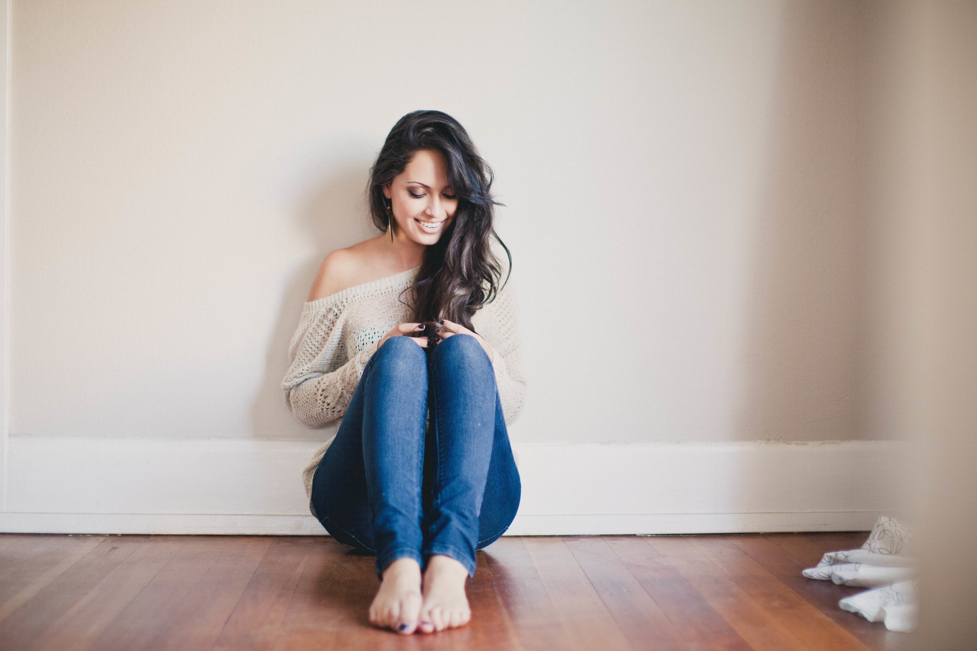 mädchen braunhaarig lächeln lächelt locken sitzen pose jeans