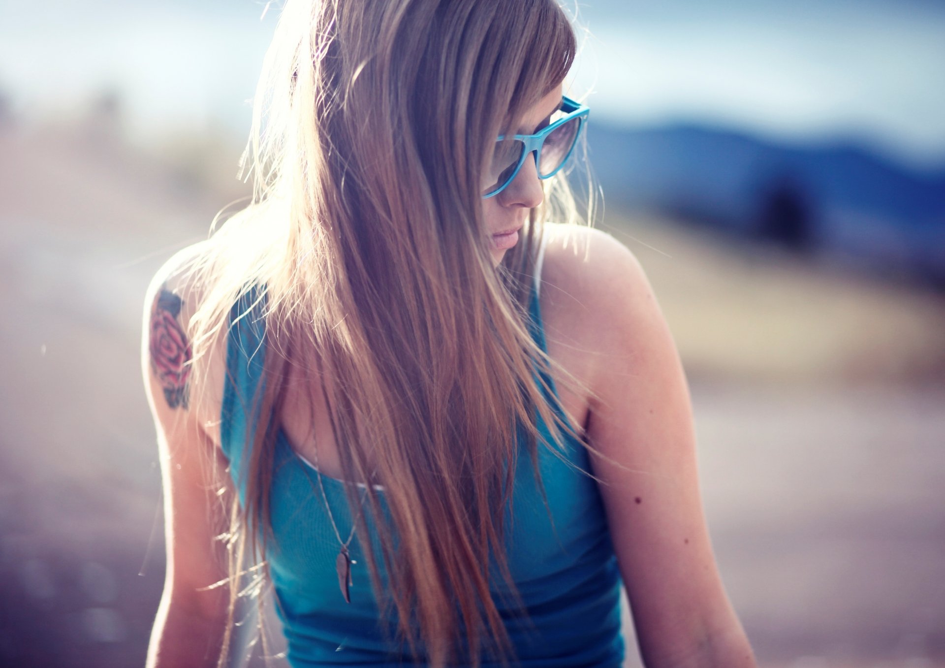 teravena sugimoto chica gafas mirada tatuaje