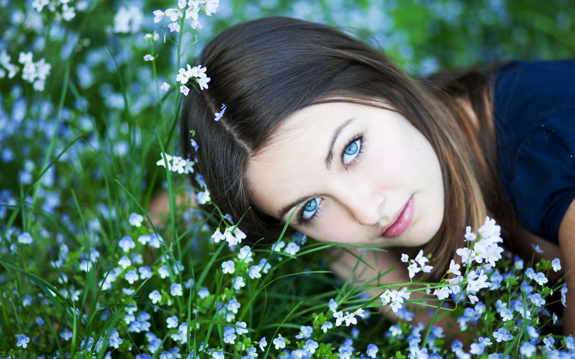 fille vue fleurs