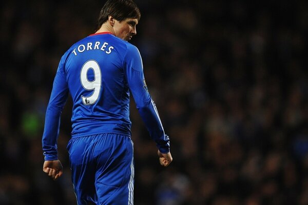 Fernando Torres während eines Fußballspiels in blauer Uniform