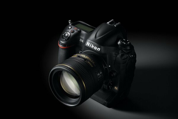 Fotocamera nikon nera su sfondo nero