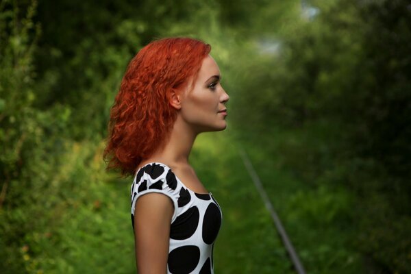 Portrait d une jeune fille aux cheveux roux sur fond vert