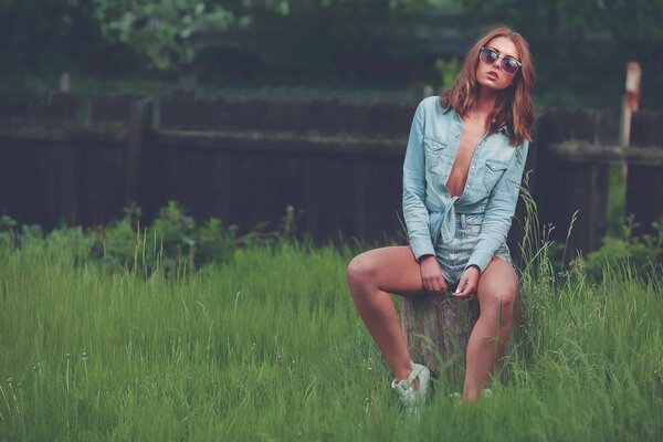 Fille à lunettes avec de belles jambes