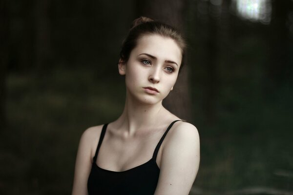 Ragazza in top nero in natura