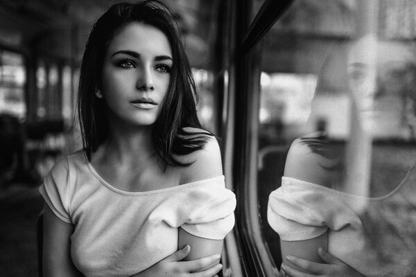 Retrato en blanco y negro de una niña con una mirada en la distancia