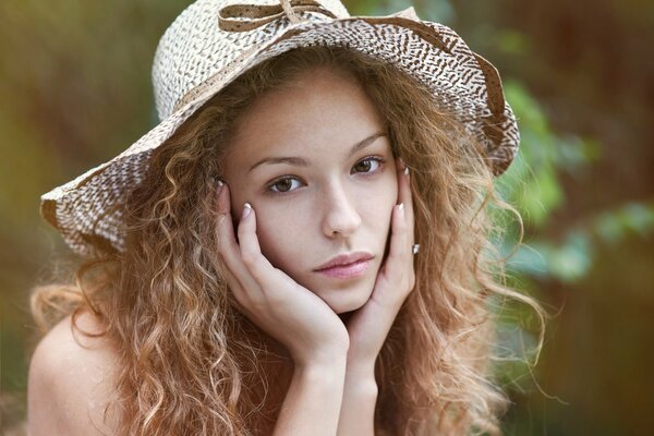 La chica del sombrero Mira pensativamente