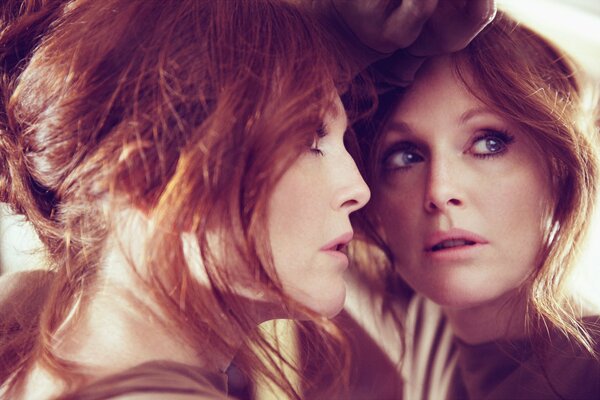 Julianne Moore reflejo en el espejo