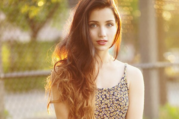 Emily Rudd lächelt romantisch