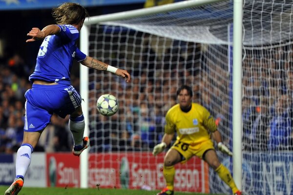 Fernando Torres marque un but lors de la Ligue des Champions 2011