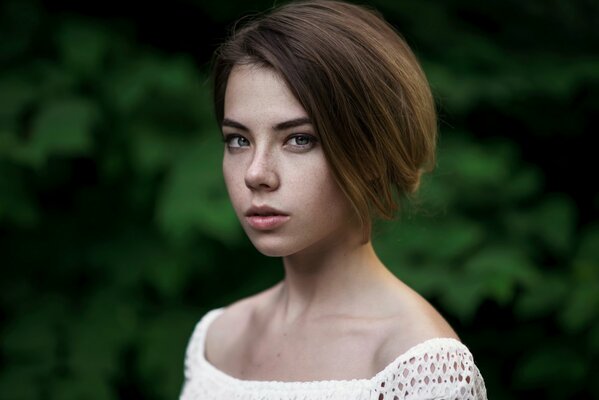 Fille avec une coiffure carré