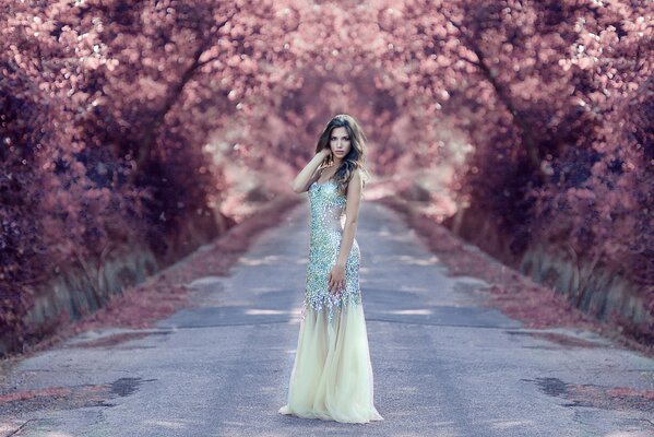 Chica en vestido largo en la carretera