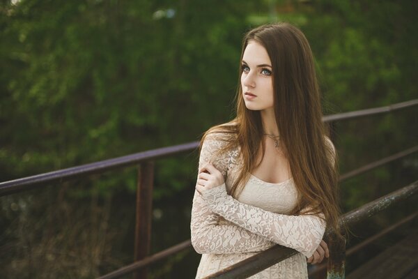 Ragazza sul ponte in abito di pizzo