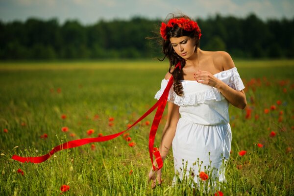 Chica caminando en la naturaleza en el campo con amapolas