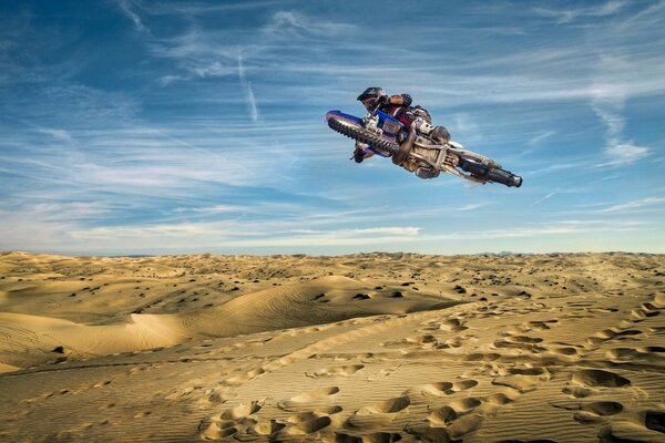 El salto de un motociclista al cielo