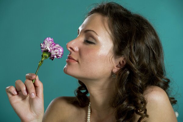 Chica joven oler la flor